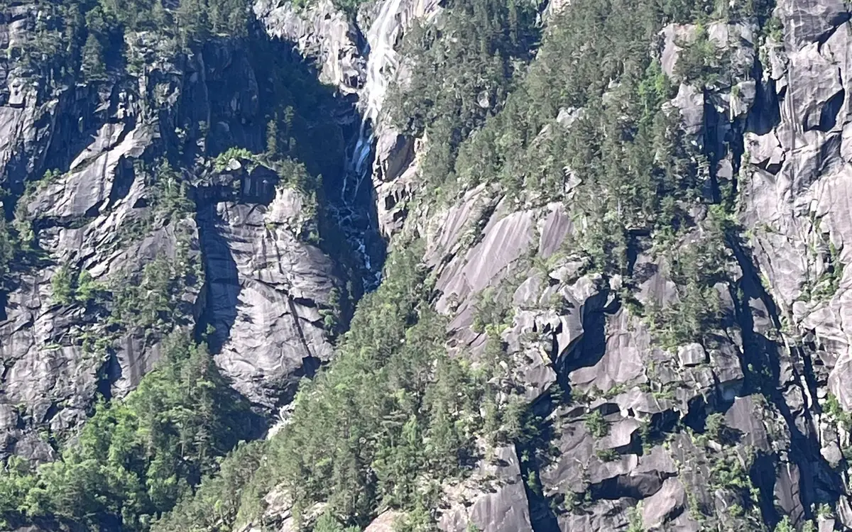 The narrow Fyksesund arm of the Hardangerfjord